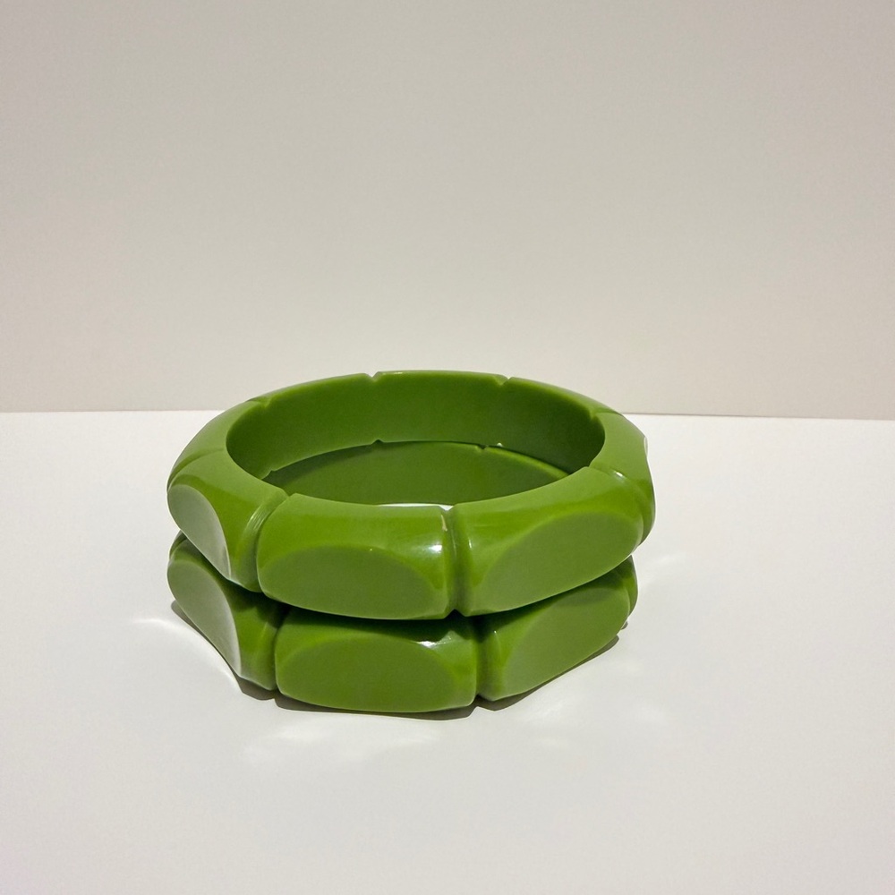 Green Bamboo Carved Vintage Inspired Lucite Bangle - Picture 2 of 2